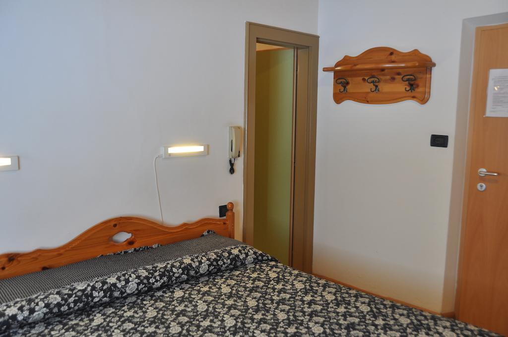 Hotel Casa Alpina Toblach Zimmer foto